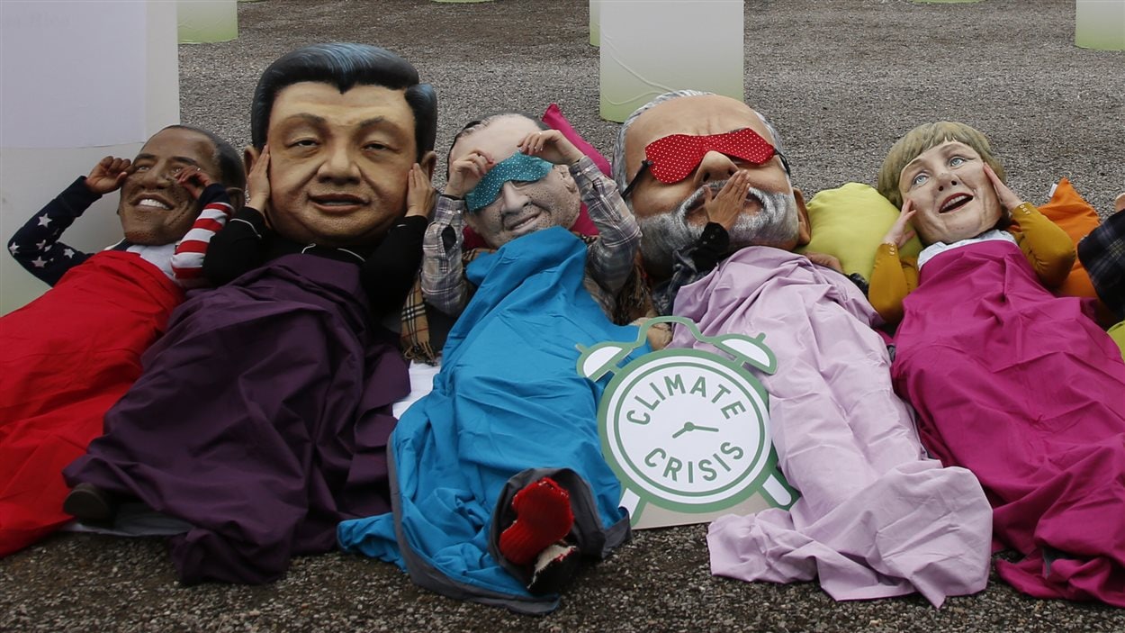 Des militants de la lutte contre la pauvreté d'Oxfam affublés de masques représentants de grands leaders mondiaux à la conférence sur le climat à Paris Des militants de la lutte contre la pauvreté d'Oxfam affublés de masques représentants de grands leaders mondiaux à la conférence sur le climat à Paris