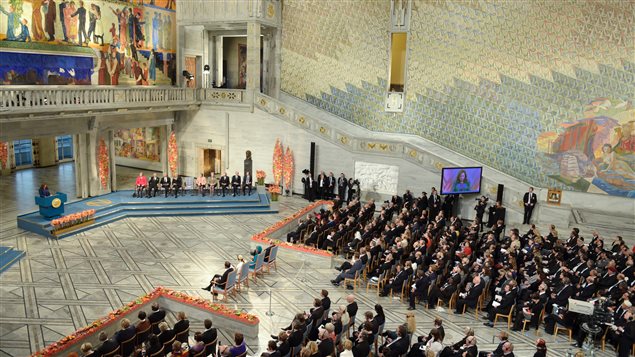 La cérémonie de remise du prix Nobel de la paix s'est déroulée à l'hôtel de ville d'Oslo. La cérémonie de remise du prix Nobel de la paix s'est déroulée à l'hôtel de ville d'Oslo.