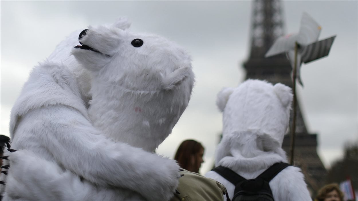Des militants écologistes manifestent devant la tour Eiffel à Paris, le 12 décembre. Des militants écologistes manifestent devant la tour Eiffel à Paris, le 12 décembre.