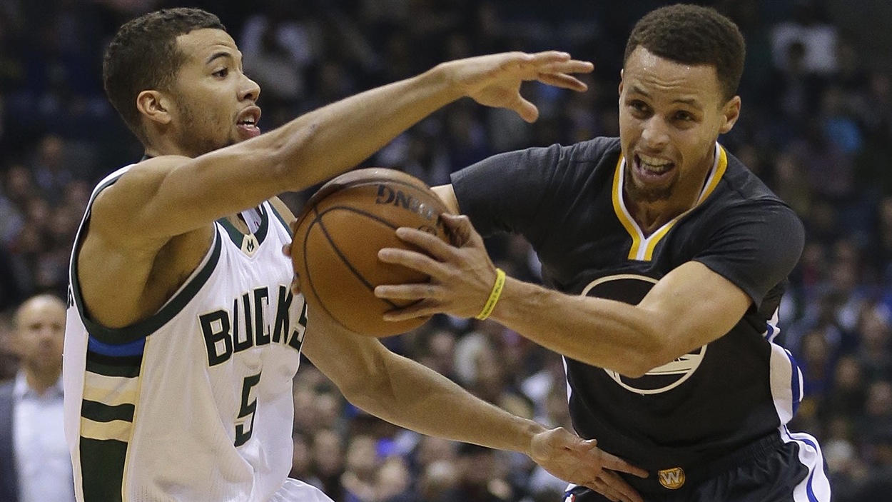 Michael Carter-Williams (gauche) et Stephen Curry (droite) Michael Carter-Williams (gauche) et Stephen Curry (droite)