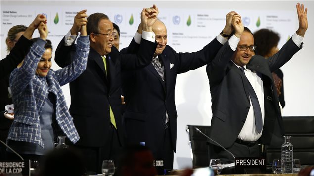 Christiana Figueres, secrétaire exécutive de la Convention-cadre des Nations unies sur les changements climatiques, Ban Ki-moon, secrétaire général des Nations unies, Laurent Fabius, président de la conférence de Paris et ministre des Affaires étrangères de la France, et François Hollande, président français, célèbre la conclusion d'un accord sur le climat.