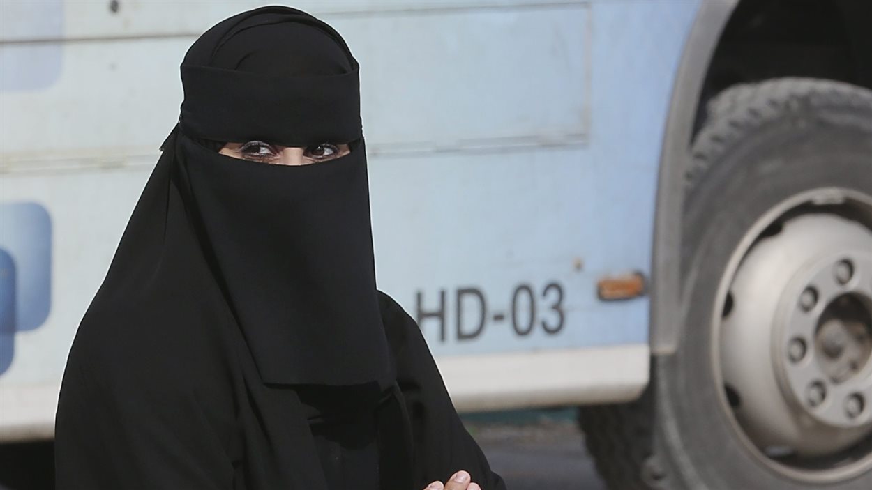 Une femme à la sortie des urnes, en Arabie Saoudite Une femme à la sortie des urnes, en Arabie Saoudite
