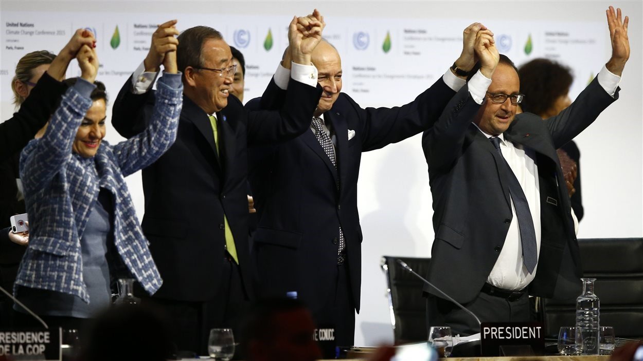 Christiana Figueres, secrétaire exécutive de la Convention-cadre des Nations unies sur les changements climatiques, Ban Ki-moon, secrétaire général des Nations unies, Laurent Fabius, président de la conférence de Paris, et François Hollande célèbrent la conclusion d'un accord sur le climat. Christiana Figueres, secrétaire exécutive de la Convention-cadre des Nations unies sur les changements climatiques, Ban Ki-moon, secrétaire général des Nations unies, Laurent Fabius, président de la conférence de Paris, et François Hollande célèbrent la conclusion d'un accord sur le climat.
