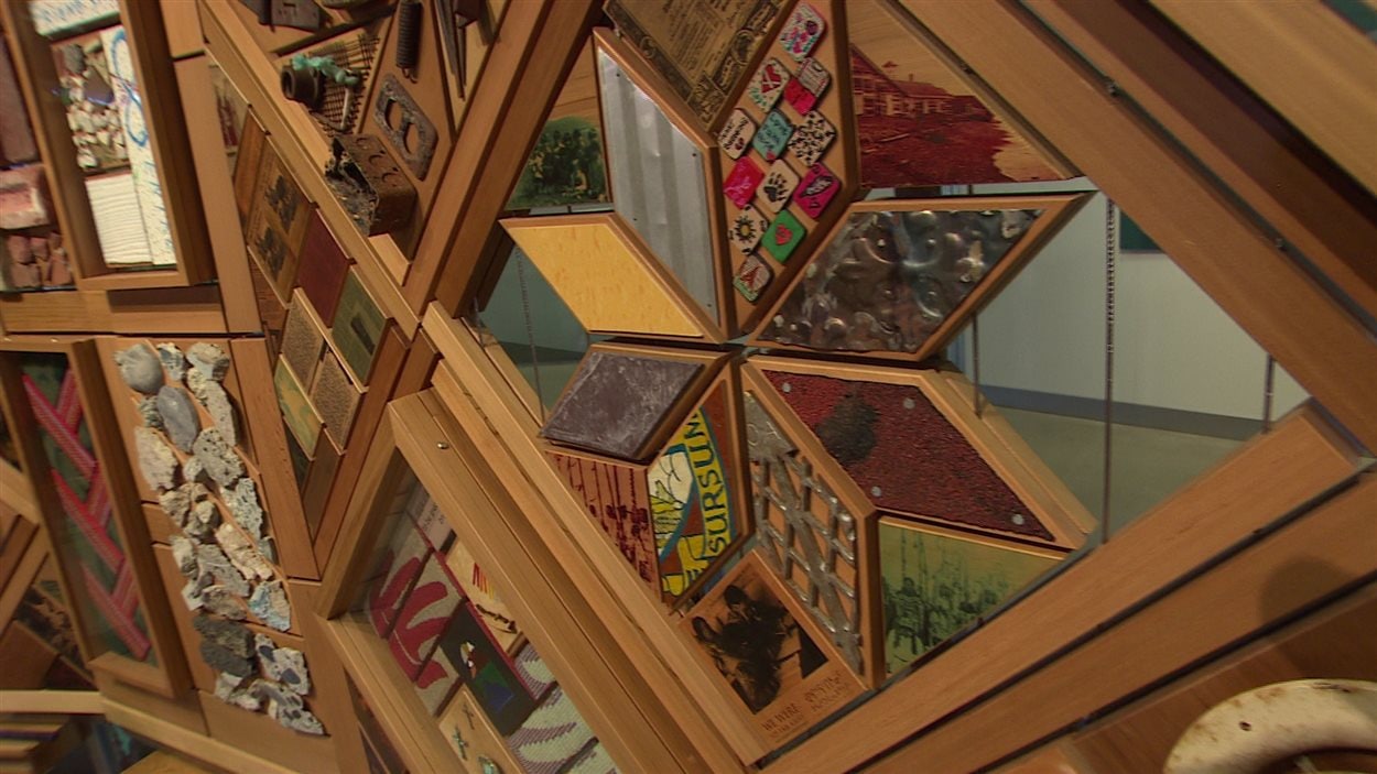 La Couverture des témoins est une grande installation artistique créée à partir de centaines d’objets récupérés auprès de pensionnats, d’Églises, de bâtiments gouvernementaux et d’autres structures d’un bout à l’autre du Canada. La Couverture des témoins est une grande installation artistique créée à partir de centaines d’objets récupérés auprès de pensionnats, d’Églises, de bâtiments gouvernementaux et d’autres structures d’un bout à l’autre du Canada.