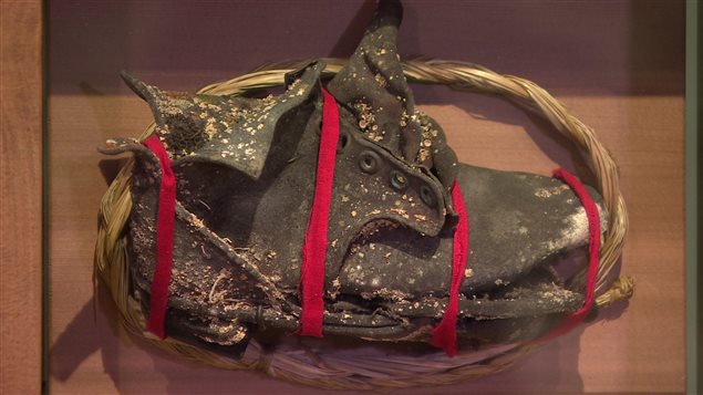 Cette chaussure d'enfant a été découverte sur les lieux du pensionnat autochtone de Carcross au Yukon. Cette chaussure d'enfant a été découverte sur les lieux du pensionnat autochtone de Carcross au Yukon.
