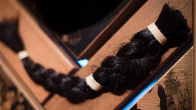 Des tresses de Marion et Ellen Newman, les soeurs de l'artiste, font partie de l'exposition. Des tresses de Marion et Ellen Newman, les soeurs de l'artiste, font partie de l'exposition.