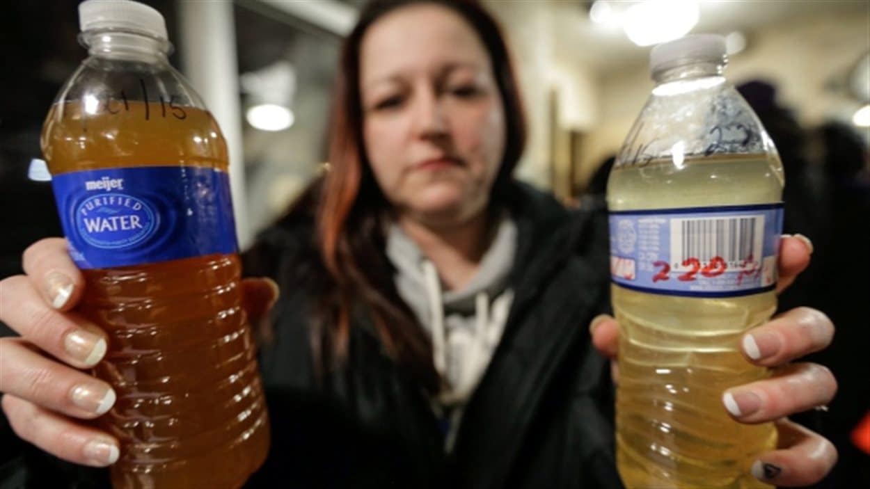 Une résidente de Flint au Michigan montre des bouteuilles remplies de l'eau du robinet Une résidente de Flint au Michigan montre des bouteuilles remplies de l'eau du robinet