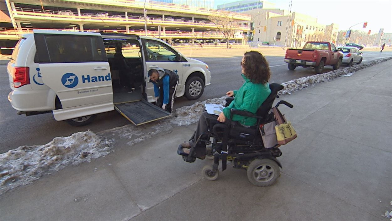 Yvette Cenerini prend le système de transport adapté Handi-Transit. Yvette Cenerini prend le système de transport adapté Handi-Transit.