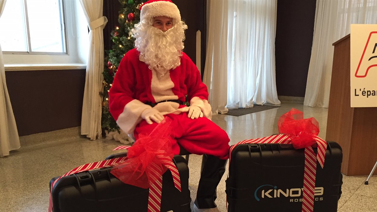 Le père Noël a offert un bras robotisé à deux personnes de la région lundi. Le père Noël a offert un bras robotisé à deux personnes de la région lundi.
