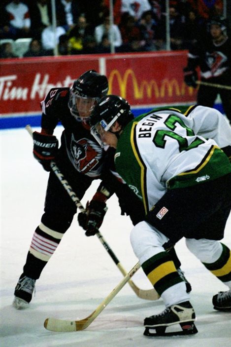 Pierre Dagenais des Huskies contre Steve Bégin des Foreurs (archives) Pierre Dagenais des Huskies contre Steve Bégin des Foreurs (archives)