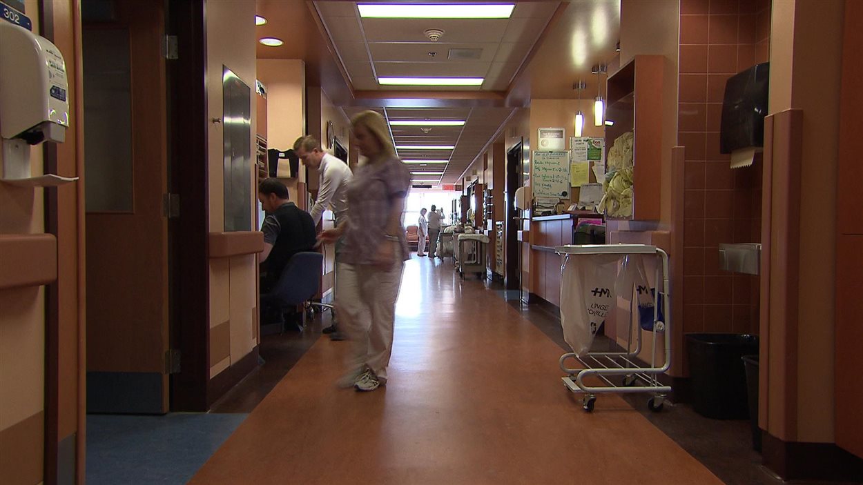 Le couloir d'un hôpital Le couloir d'un hôpital