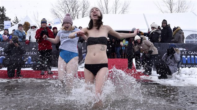 Deux jeunes baigneuses courent pour plonger dans l’eau froide à la plage Britannia à Ottawa. Deux jeunes baigneuses courent pour plonger dans l’eau froide à la plage Britannia à Ottawa.