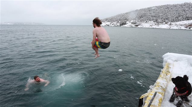Chris Bragg et Damien Drover n’ont pas hésité à plonger dans l’eau en ce premier jour de l’année. Chris Bragg et Damien Drover n’ont pas hésité à plonger dans l’eau en ce premier jour de l’année.