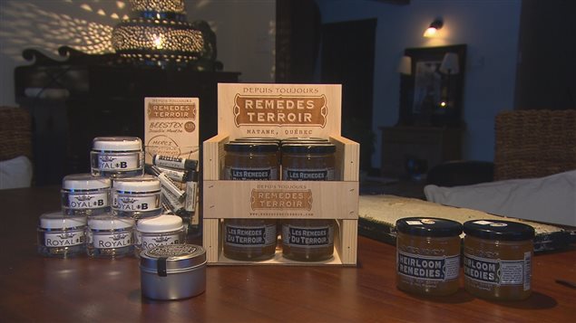 « La fabrication du miel est quand même un gros travail pour l'abeille... ça prend 100 000 abeilles qui font des milliers de kilomètres pour faire un petit pot. » « La fabrication du miel est quand même un gros travail pour l'abeille... ça prend 100 000 abeilles qui font des milliers de kilomètres pour faire un petit pot. »