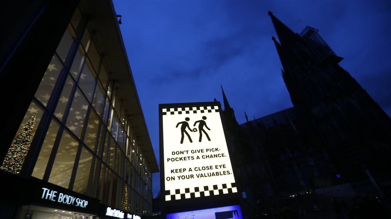 Une affiche prévient les citoyens de se méfier des voleurs à la tire sur la place donnant sur la cathédrale de Cologne où quelque 90 femmes auraient été agressées par des hommes la veille du Nouvel An. Une affiche prévient les citoyens de se méfier des voleurs à la tire sur la place donnant sur la cathédrale de Cologne où quelque 90 femmes auraient été agressées par des hommes la veille du Nouvel An.