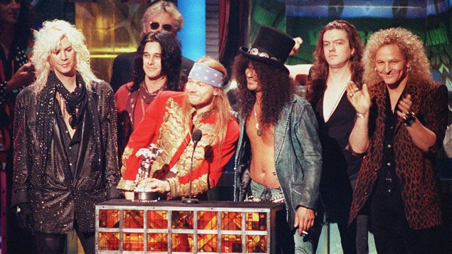 Duff McKagan, Izzy Stradlin, Axl Rose, Slash, Dizzy Reed et Matt Sorum, de Guns N' Roses, lors des MTV Video Music Awards en 1992 Duff McKagan, Izzy Stradlin, Axl Rose, Slash, Dizzy Reed et Matt Sorum, de Guns N' Roses, lors des MTV Video Music Awards en 1992