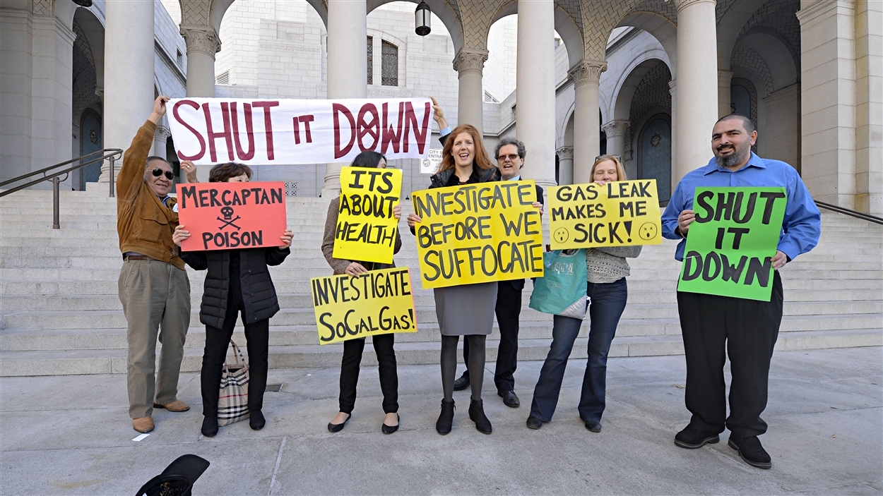Des manifestants demandent la fermeture du puit de la Southern California Gas devant l'hôtel de ville de Los Angeles. Des manifestants demandent la fermeture du puit de la Southern California Gas devant l'hôtel de ville de Los Angeles.