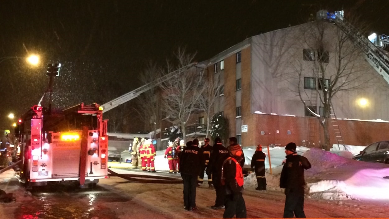 Des locataires ont été contraints de sauter du dernier étage de leur immeuble de l'arrondissement de Charlesbourg, tôt hier matin, pour échapper aux flammes qui faisaient rage dans l'édifice. Retour sur l'événement avec Jean-François Daigle, porte-parole de pompiers.
Des locataires ont été contraints de sauter du dernier étage de leur immeuble de l'arrondissement de Charlesbourg, tôt hier matin, pour échapper aux flammes qui faisaient rage dans l'édifice. Retour sur l'événement avec Jean-François Daigle, porte-parole de pompiers.