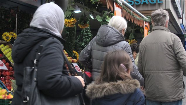 À Cologne, la communauté turque, établie dans cette ville depuis des décennies, condamne vivement les attaques perpétrées contre des femmes durant la soirée du Nouvel An. À Cologne, la communauté turque, établie dans cette ville depuis des décennies, condamne vivement les attaques perpétrées contre des femmes durant la soirée du Nouvel An.