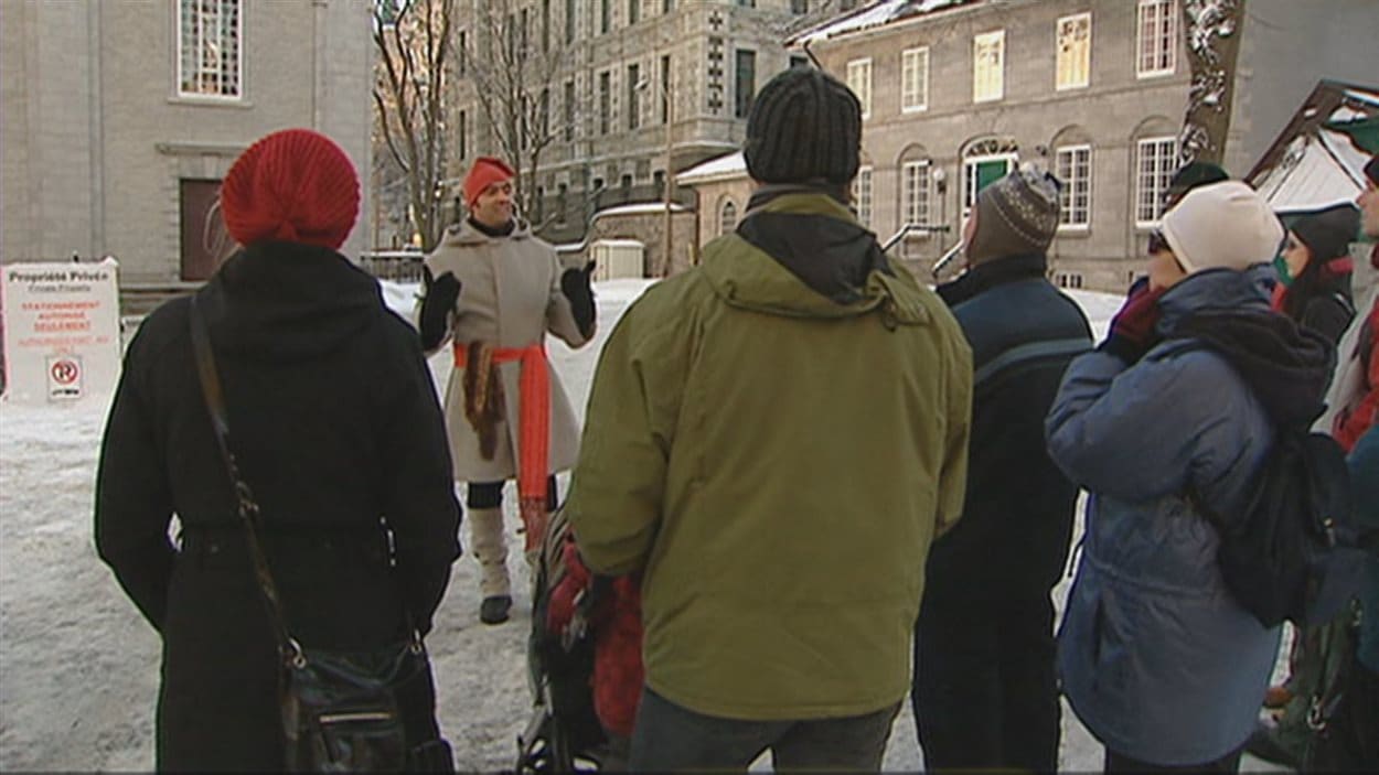 Un guide touristique en plein travail à Québec. Un guide touristique en plein travail à Québec.