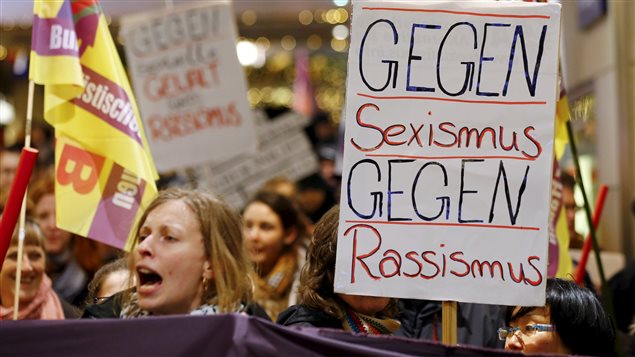 « Non au sexime. Non au racisme », peut-on lire sur cette autre pancarte, utilisée dans une manifestation tenue mardi devant la principale gare de Cologne. « Non au sexime. Non au racisme », peut-on lire sur cette autre pancarte, utilisée dans une manifestation tenue mardi devant la principale gare de Cologne.