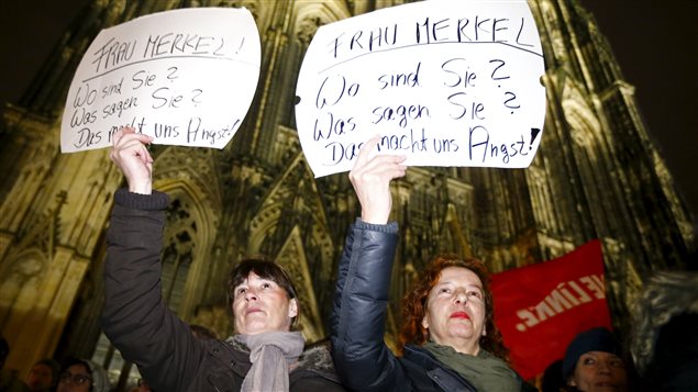 « Madame Merkel, où êtes-vous? Que dites-vous? Cela nous inquiète », peut-on lire sur ses pancartes brandies par deux femmes lors d'une manifestation organisée mardi devant la cathédrale de Cologne. « Madame Merkel, où êtes-vous? Que dites-vous? Cela nous inquiète », peut-on lire sur ses pancartes brandies par deux femmes lors d'une manifestation organisée mardi devant la cathédrale de Cologne.