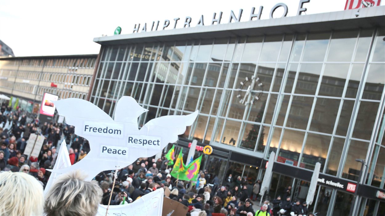 Une marche contre le racisme et le sexisme dans la foulée des agressions du Nouvel An a eu lieu à Cologne samedi 9 janvier. Une marche contre le racisme et le sexisme dans la foulée des agressions du Nouvel An a eu lieu à Cologne samedi 9 janvier.