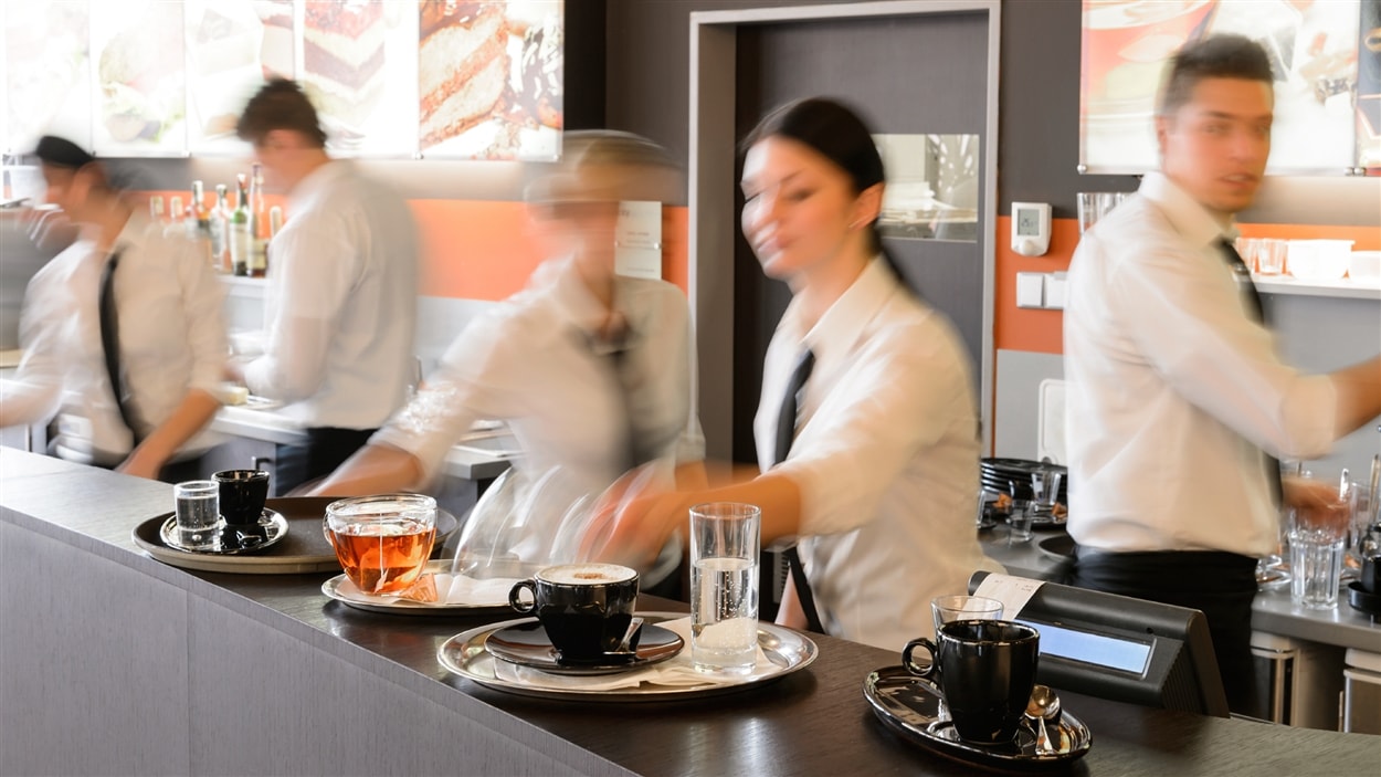 Le bal des serveurs dans un restaurant Le bal des serveurs dans un restaurant