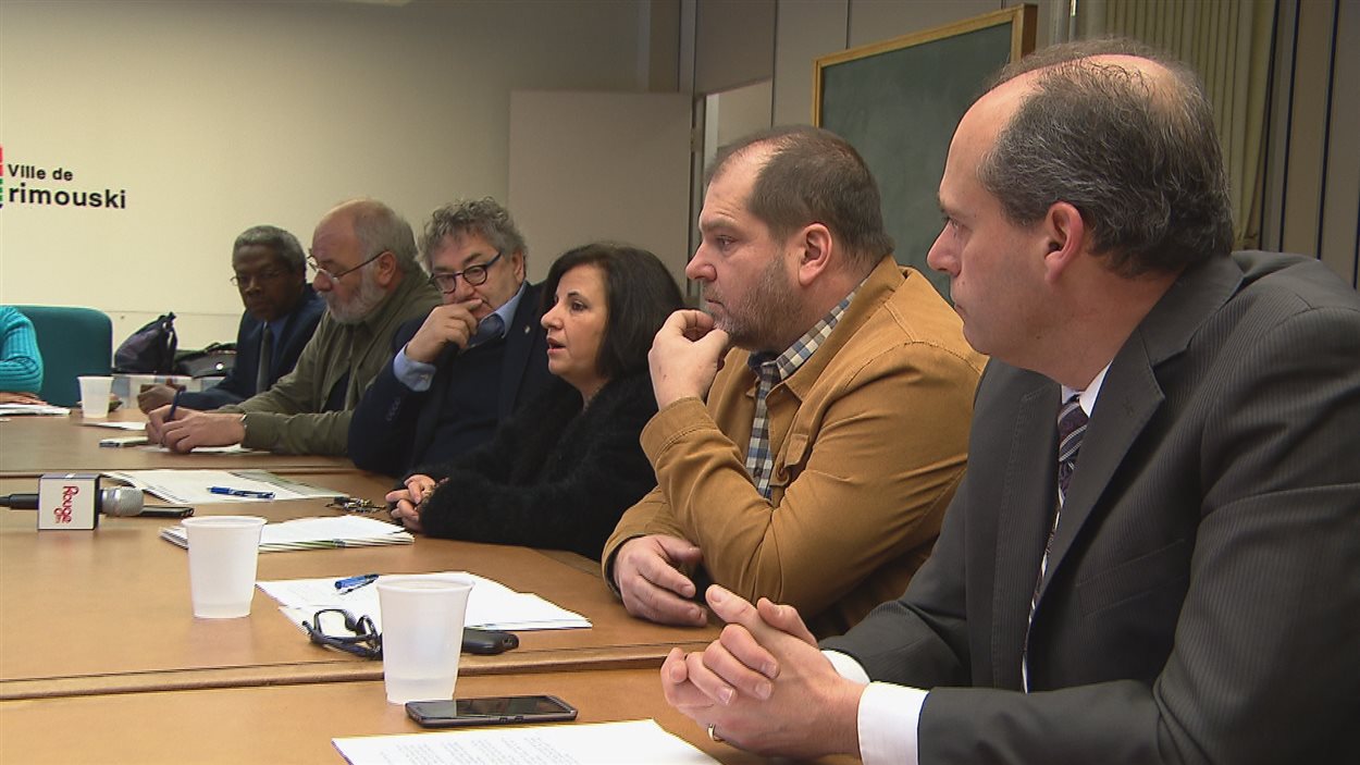 Mahnaz Fozi, d'Accueil et Intégration Bas-Saint-Laurent, entourée des élus de la région, en conférence de presse mercredi. Mahnaz Fozi, d'Accueil et Intégration Bas-Saint-Laurent, entourée des élus de la région, en conférence de presse mercredi.