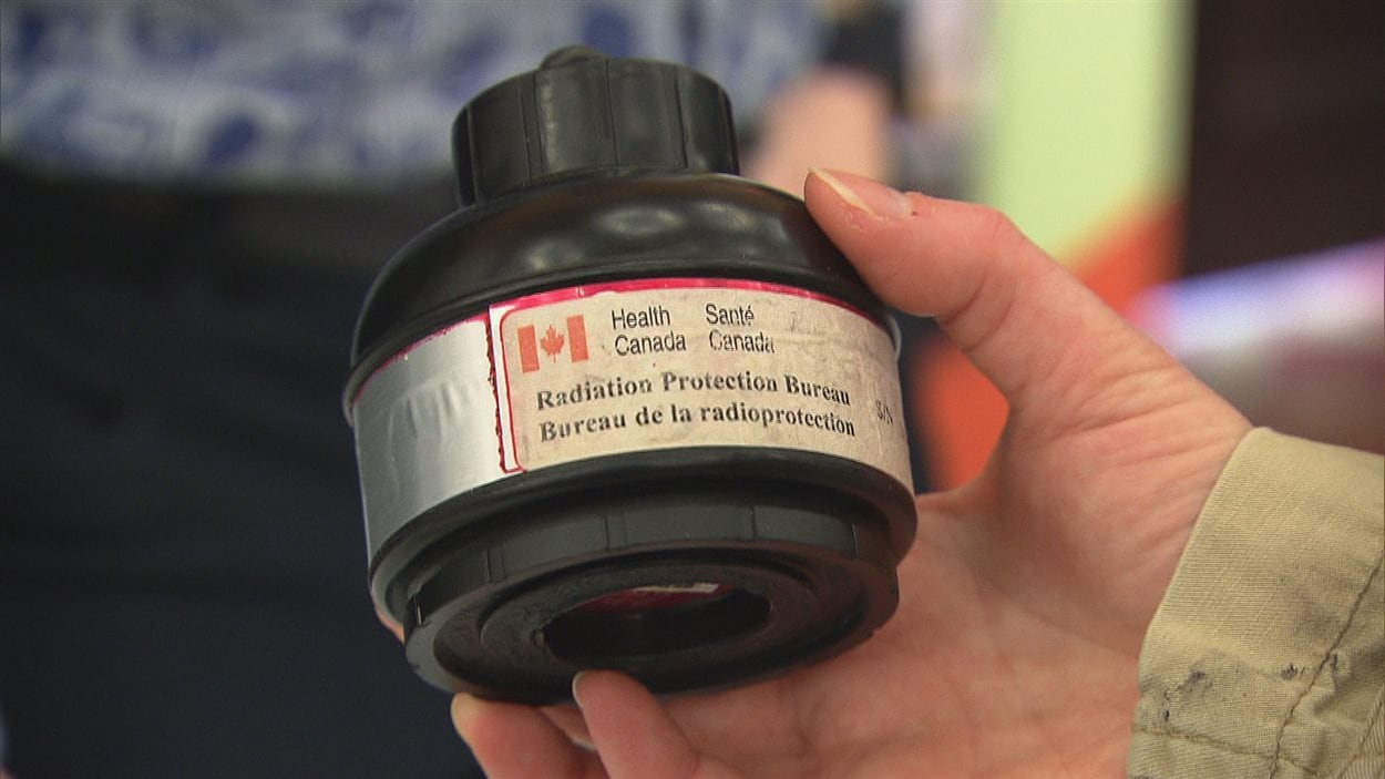 Un dosimètre qui sert à mesurer le niveau de contamination au radon. Un dosimètre qui sert à mesurer le niveau de contamination au radon.