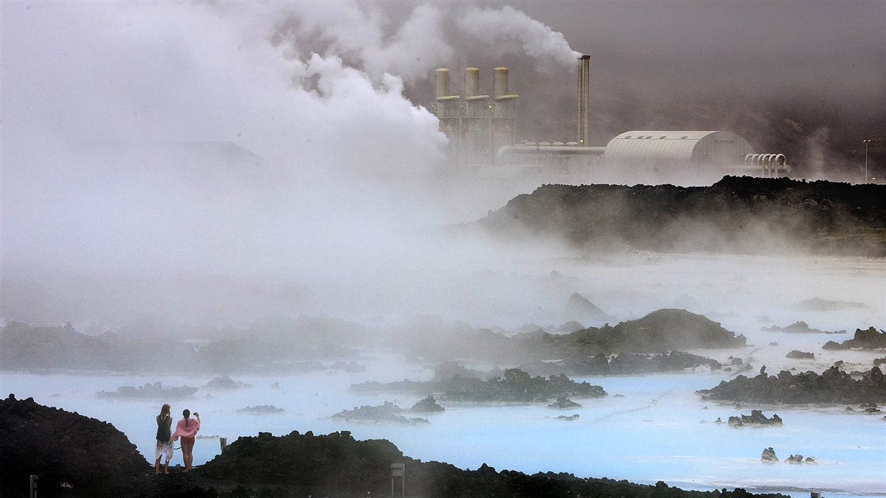 L’énergie géothermique est notamment utilisée pour la production d’électricité en Islande. L’eau chaude sert aussi à alimenter les bains publics. L’énergie géothermique est notamment utilisée pour la production d’électricité en Islande. L’eau chaude sert aussi à alimenter les bains publics.