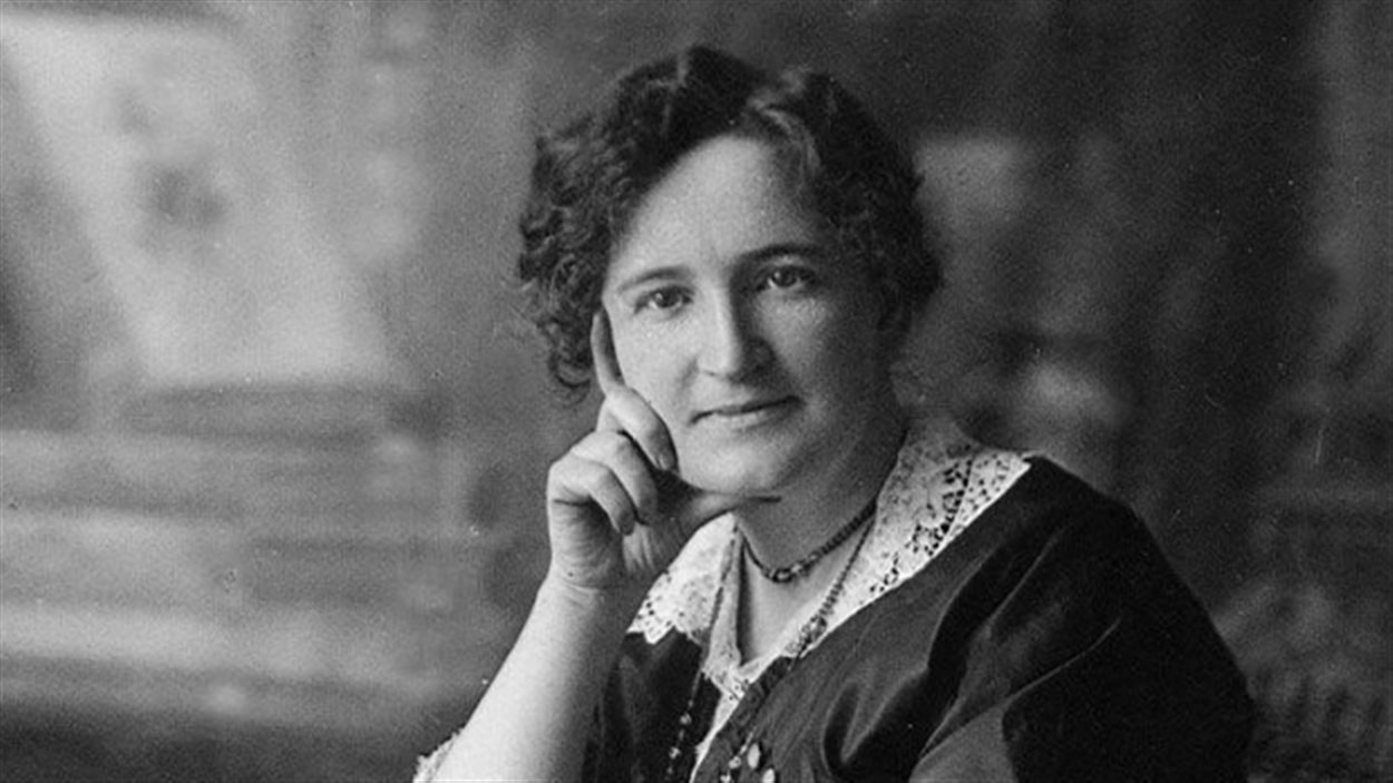 Nellie McClung, l'une des meneuses du mouvement manitobain pour le droit de vote des femmes.