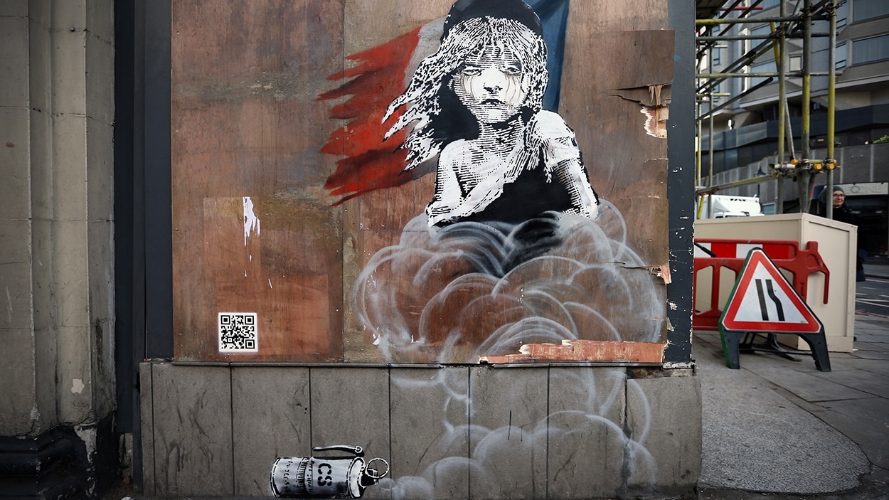 L'oeuvre de Banksy près de l'ambassade de France à Londres L'oeuvre de Banksy près de l'ambassade de France à Londres
