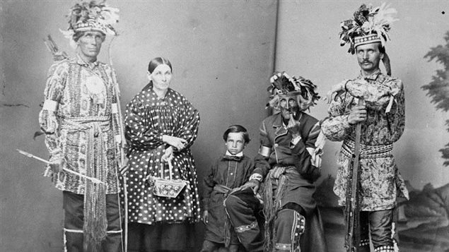 Représentants de quatre générations de la famille Gros-Louis de Lorette, où Marius Barbeau s'est rendu pour étudier la nation huronne