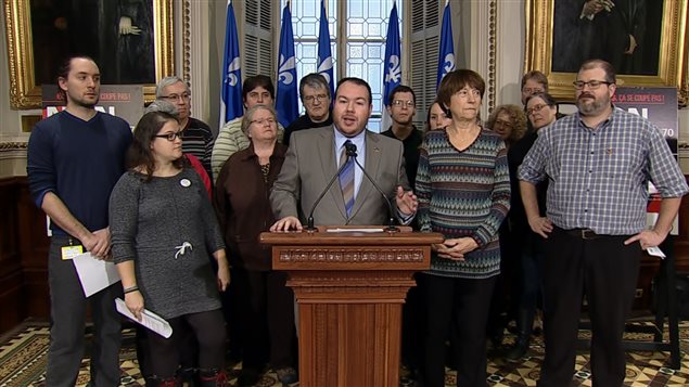Les députés Dave Turcotte et Françoises David, respectivement du PQ et de QS, ont dénoncé la réforme de l'aide sociale ce matin à l'Assemblée nationale. Les députés Dave Turcotte et Françoises David, respectivement du PQ et de QS, ont dénoncé la réforme de l'aide sociale ce matin à l'Assemblée nationale.