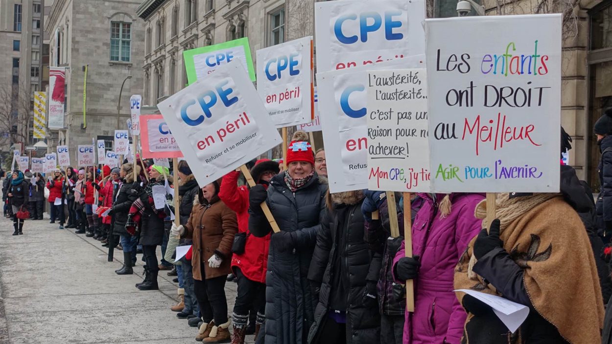 Des éducatrices manifestent contre les compressions dans les CPE. Des éducatrices manifestent contre les compressions dans les CPE.