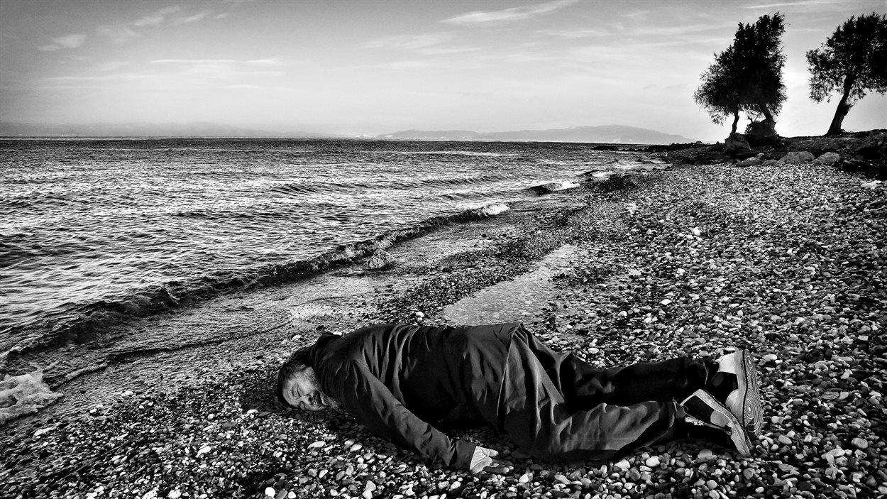 L'artiste Ai Weiwei pose en Alan Kurdi sur une plage de Lesbos L'artiste Ai Weiwei pose en Alan Kurdi sur une plage de Lesbos