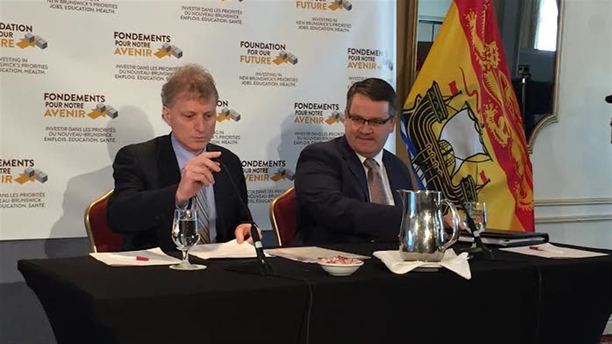 À gauche, le ministre des Finances du N.-B., Roger Melanson et à droite, le ministre responsable de la révision des programmes, Victor Boudreau À gauche, le ministre des Finances du N.-B., Roger Melanson et à droite, le ministre responsable de la révision des programmes, Victor Boudreau