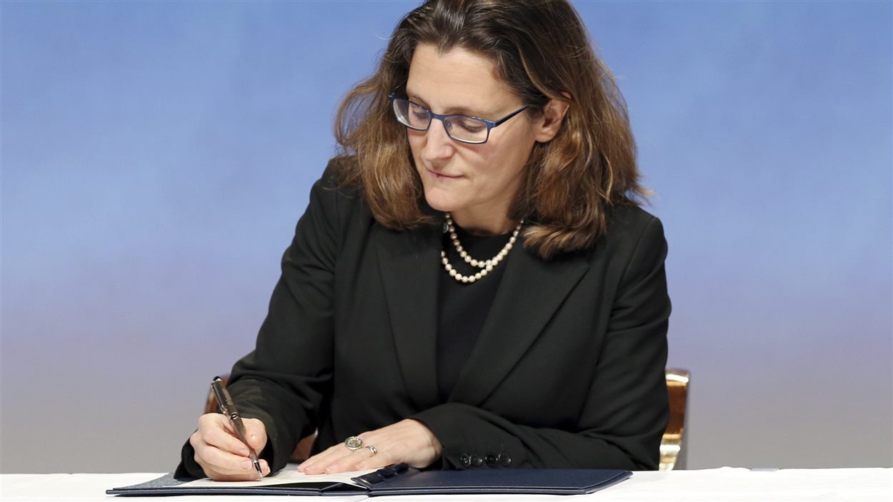 La ministre du Commerce international du Canada, Chrystia Freeland, appose sa signature sur l’accord de Partenariat transpacifique, à Auckland, en Nouvelle-Zélande, le 4 février. La ministre du Commerce international du Canada, Chrystia Freeland, appose sa signature sur l’accord de Partenariat transpacifique, à Auckland, en Nouvelle-Zélande, le 4 février.