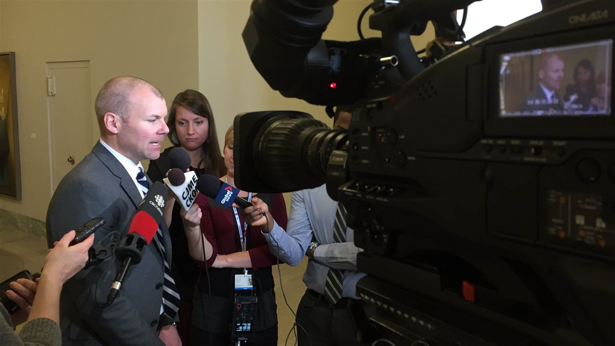 J'aimerais remercier les membres du comité consultatif dit le ministre de la Santé, Dustin Duncan J'aimerais remercier les membres du comité consultatif dit le ministre de la Santé, Dustin Duncan
