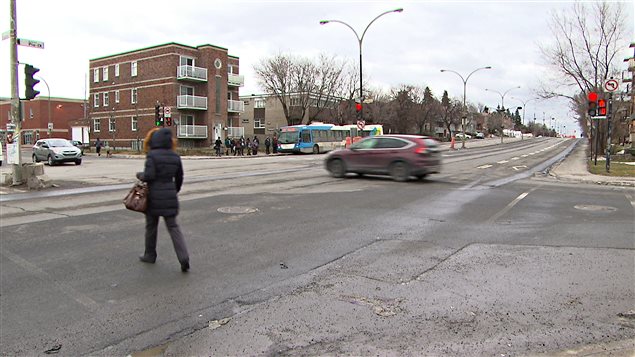 Le coin du boulevard Pie-IX et de la rue Beaubien est un des plus dangereux de Montréal pour les piétons. Le coin du boulevard Pie-IX et de la rue Beaubien est un des plus dangereux de Montréal pour les piétons.