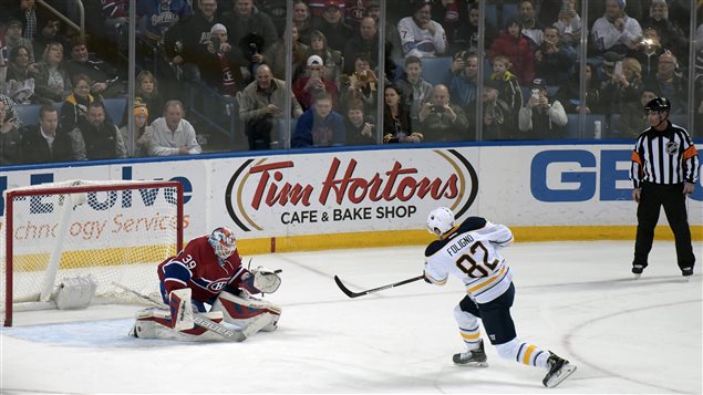 Marcus Foligno marque sur un tir de pénalité. Marcus Foligno marque sur un tir de pénalité.