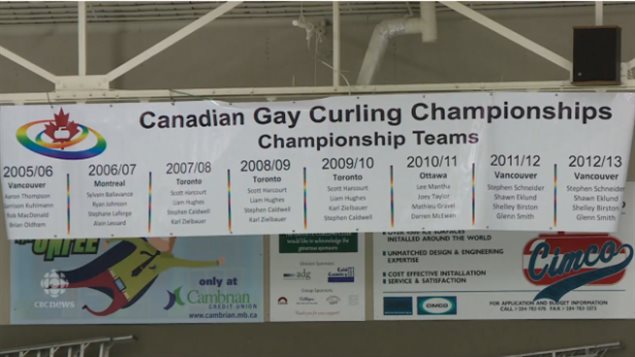 Une banderole montrent les gagnants des précédents championnats canadiens de curling gai, le 12 février 2016, à Winnipeg. Une banderole montrent les gagnants des précédents championnats canadiens de curling gai, le 12 février 2016, à Winnipeg.