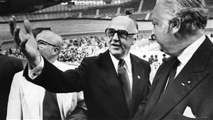 Le maire Jean Drapeau en visite au vélodrome de Montréal, en juillet 1976