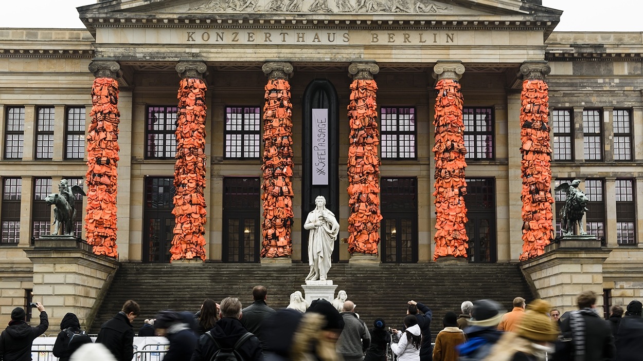 Le Konzerthaus de Berlin recouvert de gilets de sauvetage de migrants Le Konzerthaus de Berlin recouvert de gilets de sauvetage de migrants