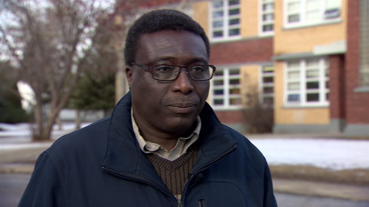 Ibrahim Karidio, le président du conseil d’école de Gabrielle-Roy, attend la journée portes ouvertes à St. Kevin. Ibrahim Karidio, le président du conseil d’école de Gabrielle-Roy, attend la journée portes ouvertes à St. Kevin.