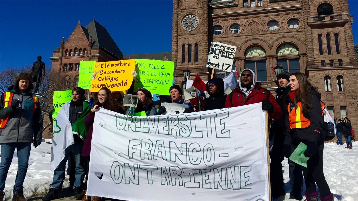 Des étudiants manifestent devant Queen's Park pour la création d'une nouvelle université franco-ontarienne. Des étudiants manifestent devant Queen's Park pour la création d'une nouvelle université franco-ontarienne.