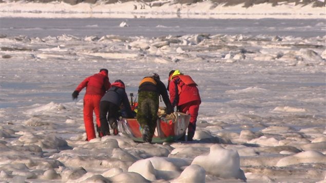 Les chercheurs utilisent un canot à glace pour se rendre au large. Les chercheurs utilisent un canot à glace pour se rendre au large.