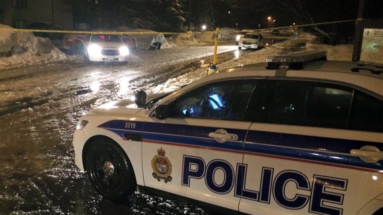 Les policiers enquête sur le quatrième meurtre de l'année à Ottawa. Les policiers enquête sur le quatrième meurtre de l'année à Ottawa.