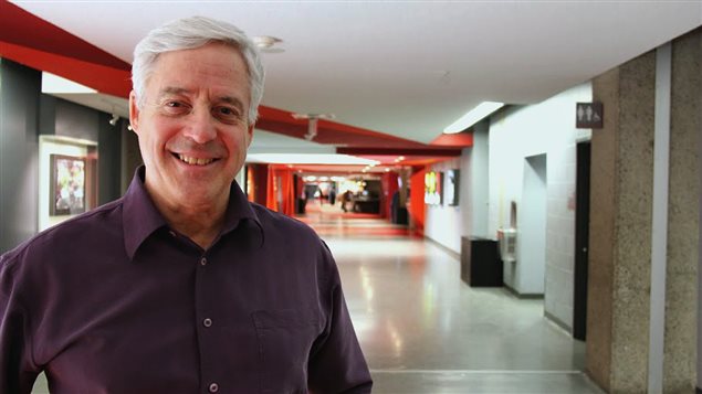 Charles Tisseyre dans les couloirs de la Maison de Radio-Canada, à Montréal